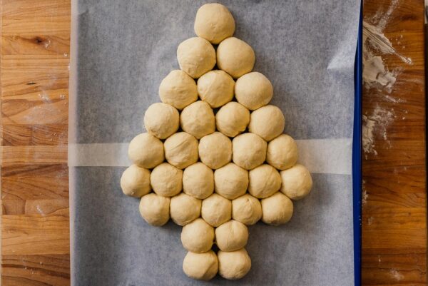making a pull apart christmas tree bread | www.iamafoodblog.com
