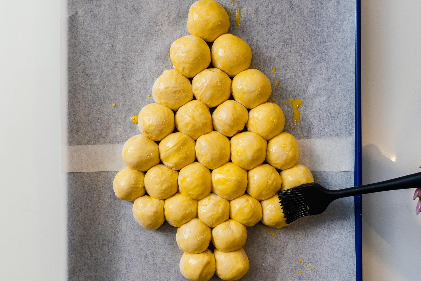 egg washing garlic pull apart christmas tree | www.iamafoodblog.com