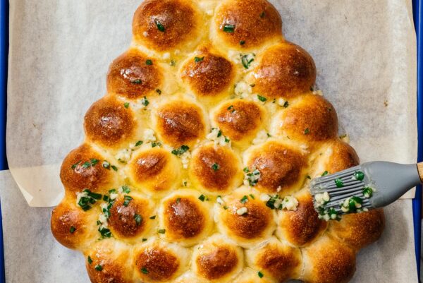garlic pull apart christmas tree | www.iamafoodblog.com